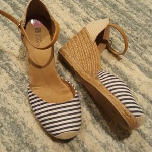 ❤White mountain size 8 1/5 wedges